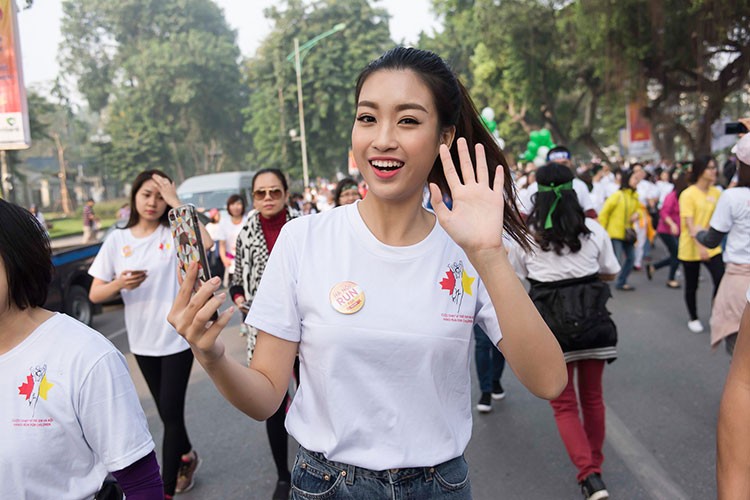 Hoa hau My Linh tuoi roi chay bo vi tre em Ha Noi